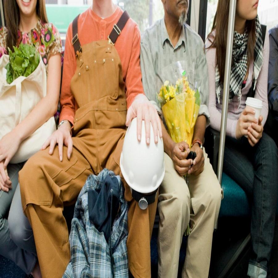 Μαδρίτη: Aπαγορεύει στους άνδρες να ανοίγουν τα πόδια τους και να απλώνονται στα ΜΜΜ