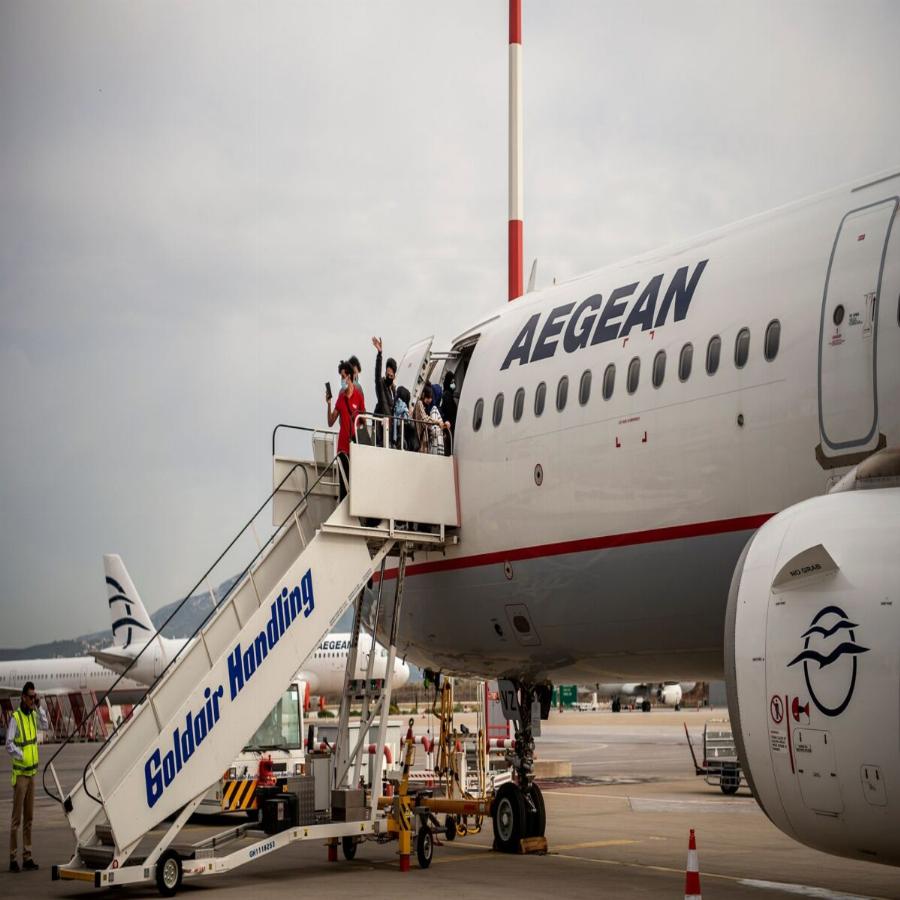 Aegean Airlines: Κατέβασε από το αεροπλάνο της δύο γυναίκες γιατί αρνήθηκαν να φορέσουν μάσκα