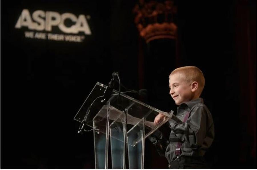 Αγοράκι 7 ετών έσωσε πάνω από 1.400 Σκυλιά και ανακηρύχτηκε ως «Παιδί της Χρονιάς»