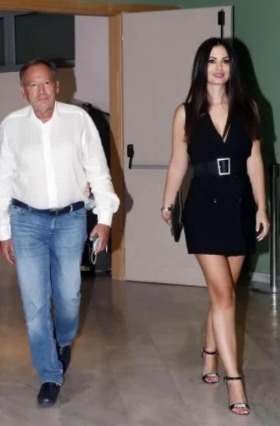 Όλα τα βλέμματα στραμμένα πάνω τους: Η δημόσια παρουσία του Ανδρέα Φουστάνου με την κατά 30 χρόνια νεότερη σύντροφό του