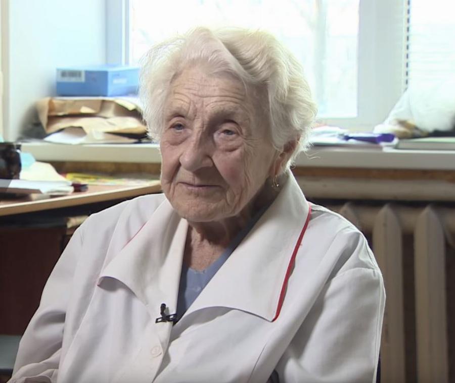 91χρονη γιατρός κάνει 4 χειρουργεία ημερησίως και αρνείται να βγει στη σύνταξη