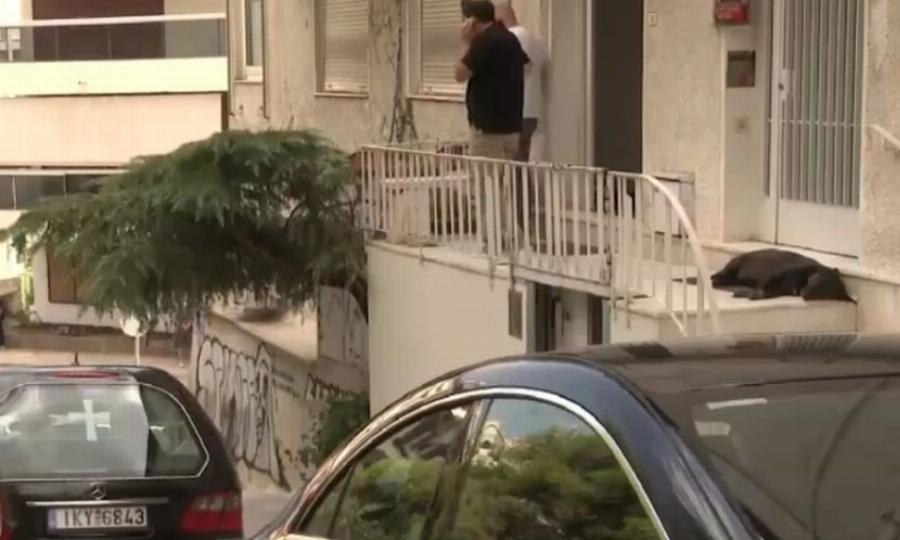 Εικόνες συγκίνησης: Ο σκύλος του Μίκη Θεοδωράκη πενθεί για το αφεντικό του