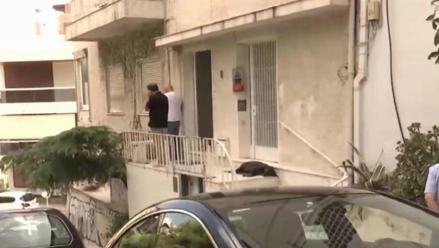 Εικόνες συγκίνησης: Ο σκύλος του Μίκη Θεοδωράκη πενθεί για το αφεντικό του