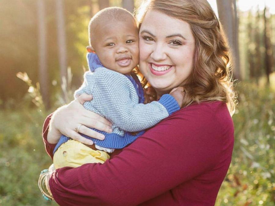 Υιοθέτησαν τρία μικρά αδέρφια και η γειτόνισσα τους υιοθέτησε το τέταρτο αδερφάκι για να μην χωρίσουν