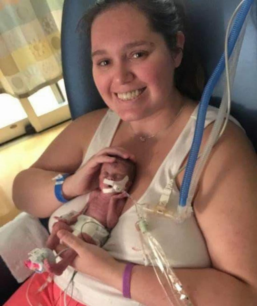 Πρόωρο μωρό υπερήρωας: Γεννήθηκε με μέγεθος μιας φιγούρας Superman 12 ιντσών και τα κατάφερε