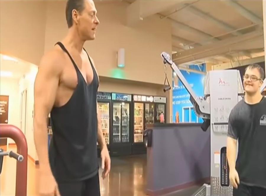 23χρονος άνδρας με Σύνδρομο Down εκπληρώνει το όνειρο του να γίνει body builder – Πηγαίνει καθημερινά στο γυμναστήριο