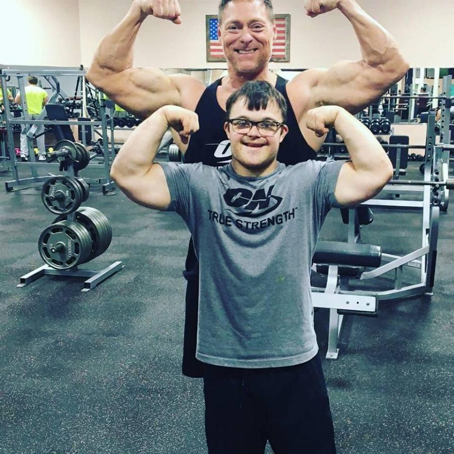 23χρονος άνδρας με Σύνδρομο Down εκπληρώνει το όνειρο του να γίνει body builder – Πηγαίνει καθημερινά στο γυμναστήριο
