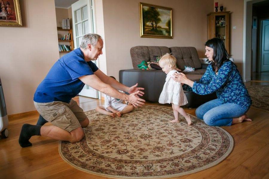 Εγκαταλείφθηκε από τους γονείς του επειδή γεννήθηκε χωρίς χέρια – Υιοθετήθηκε από νέο ζευγάρι και απέκτησε ξανά νόημα η ζωή του