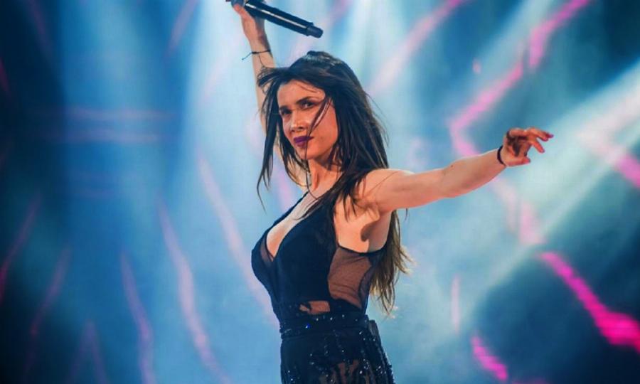 Δεν ντράπηκαν για την καταγωγή τους: 12 διάσημοι τραγουδιστές τσιγγάνικης προέλευσης