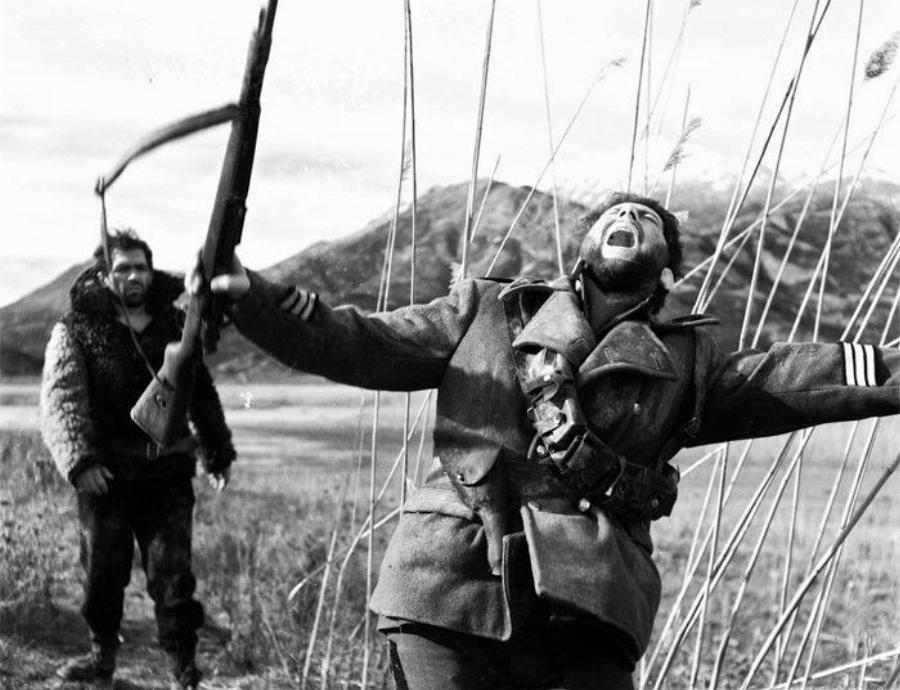 Λάθη που βγάζουν μάτι: 9 ταινίες του ελληνικού κινηματογράφου με σκηνοθετικές αστοχίες που σίγουρα παρατηρήσατε