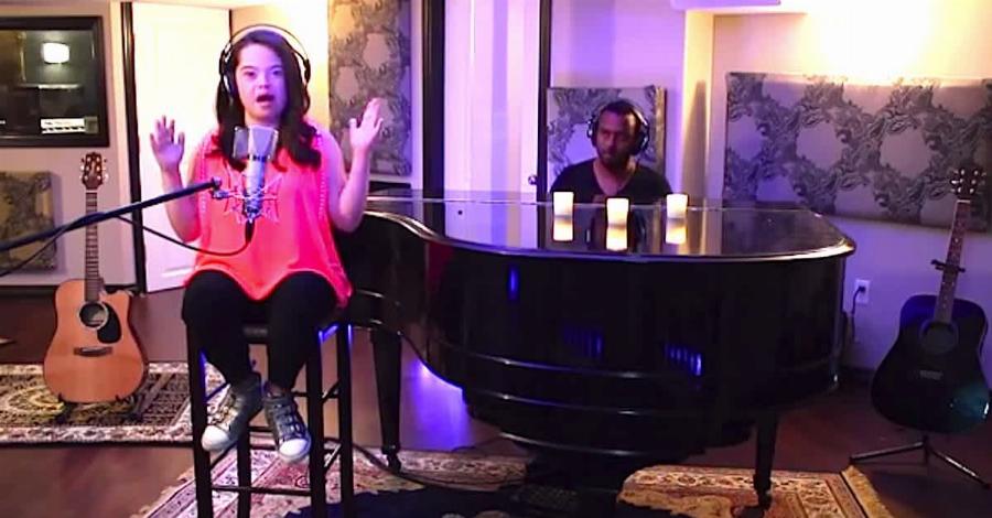 Φωνή που κόβει την ανάσα: Nεαρή κοπέλα με σύνδρομο Down τραγουδάει σαν άγγελος