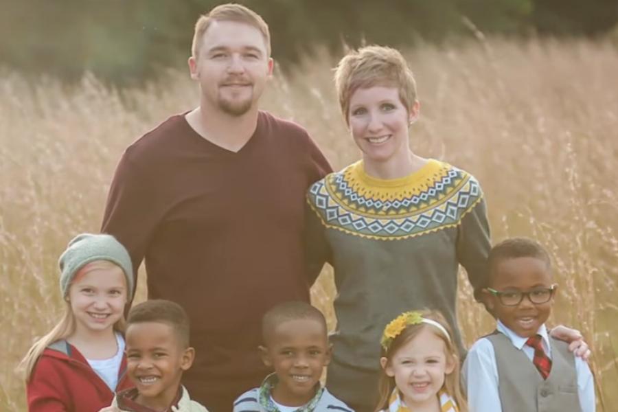 Υιοθέτησαν τρία μικρά αδέρφια και η γειτόνισσα τους υιοθέτησε το τέταρτο αδερφάκι για να μην χωρίσουν