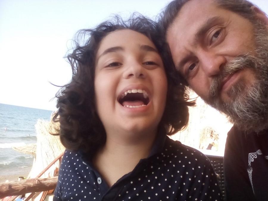 Η μητέρα του Μανώλη, ενός παιδιού με αυτισμό, μας αφηγείται την ιστορία τους