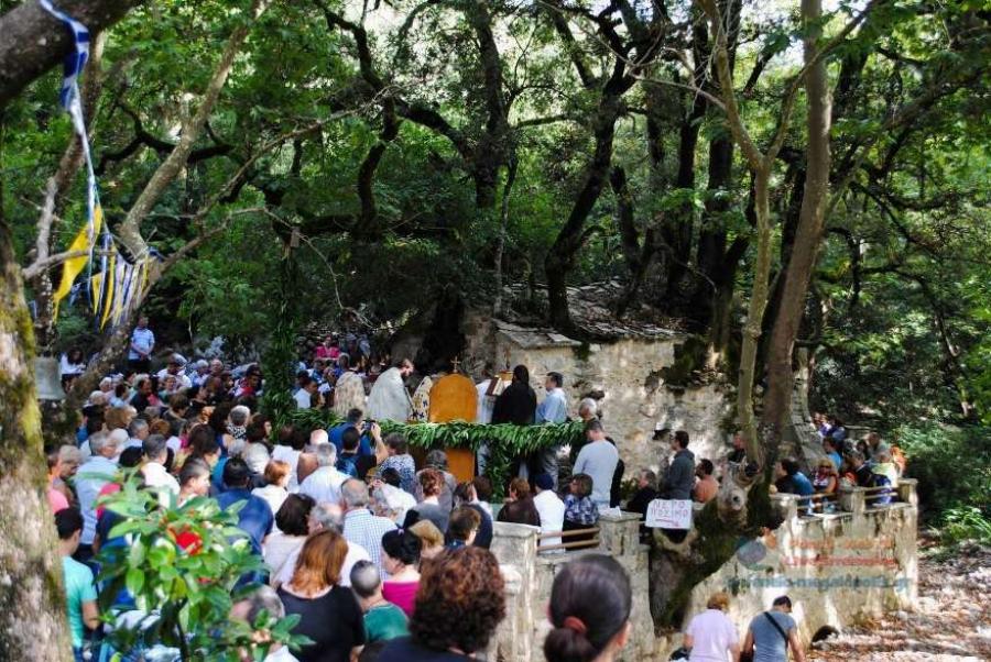 Μεγάλη γιορτή για την Εκκλησία: Γιορτάζει η Αγία Θεοδώρα στα Βάστα και το εκκλησάκι με τα 17 πλατάνια στη στέγη