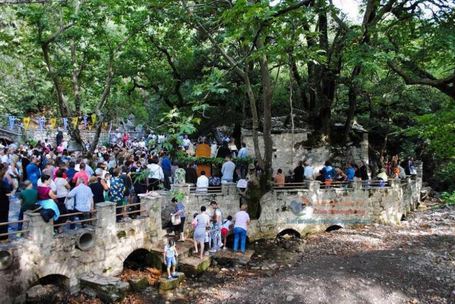 Μεγάλη γιορτή για την Εκκλησία: Γιορτάζει η Αγία Θεοδώρα στα Βάστα και το εκκλησάκι με τα 17 πλατάνια στη στέγη
