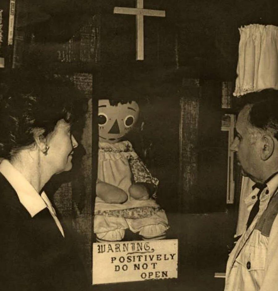 Η ιστορία της Άναμπελ που έγινε διάσημη από τις ταινίες τρόμου: Μία δαιμονισμένη κούκλα