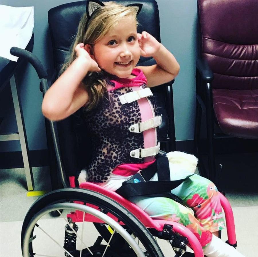 Δάσκαλος μεταφέρει στην πλάτη του ανάπηρη μαθήτρια για να μην χάνει τις εκδρομές της