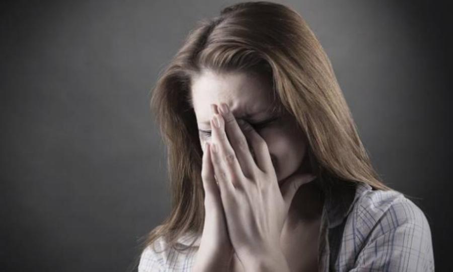 «Μας έκοψαν το ρεύμα και δεν έχω τσάντα για το σχολείο. Θα πηγαίνω τα βιβλία μου αγκαλίτσα»: Η συγκλονιστική εξομολόγηση της Έλενας