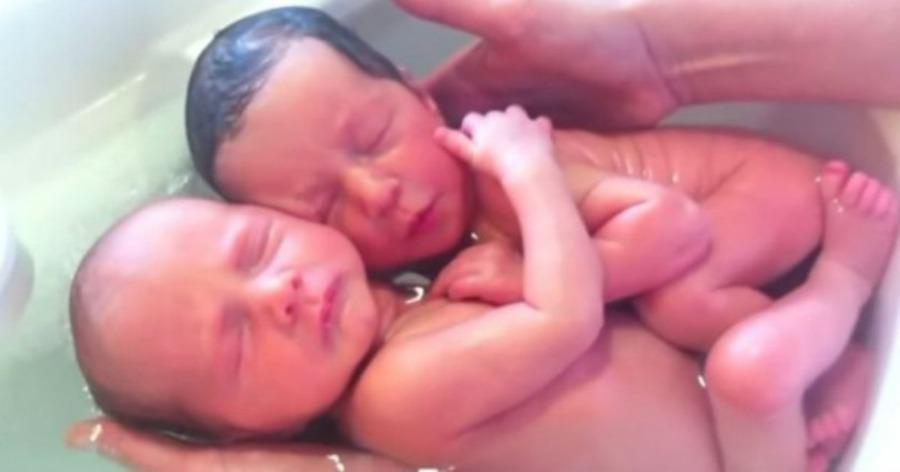 Δίδυμα μωράκια δεν έχουν καταλάβει ότι γεννήθηκαν και αγκαλιάζονται ακόμη όπως ήταν μέσα στην κοιλιά της μαμάς τους