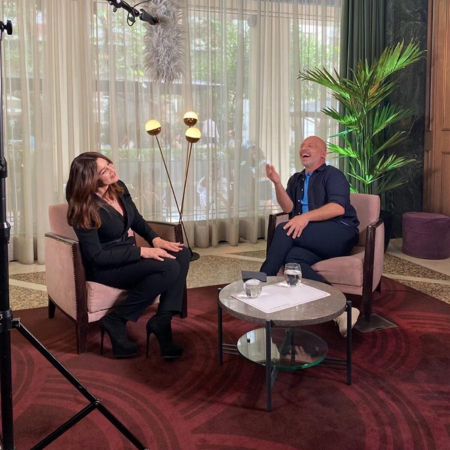 Η Μόνικα Μπελούτσι ομορφότερη από ποτέ στο Νίκο Μουτσινά: Οι πρώτες φωτογραφίες από το “Καλό Μεσημεράκι”