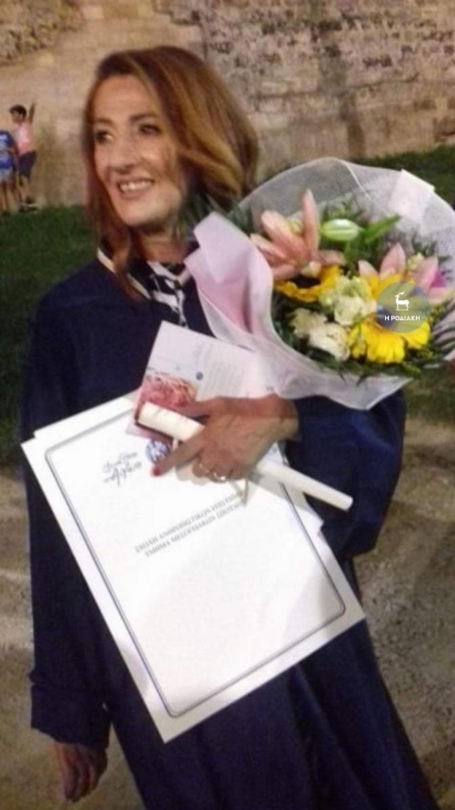 Στα 21 της έμεινε χήρα με παιδί και αναπηρία – Στα 50 έγινε γιαγιά με πτυχίο: Η ιστορία της Δήμητρας Δαμιανού