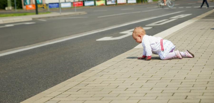 Ελασσόνα: Οικογενειακό δράμα αποκαλύφθηκε μετά τον εντοπισμό μωρού 11 μηνών που μπουσουλούσε σε δρόμο