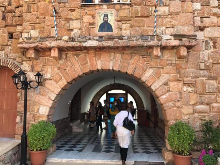 Μέγα Σημείο στη Νέα Μάκρη χθες 17/9: Ο Άγιος Εφραίμ έσωσε γιο Ιερέα από νεφρική βλάβη