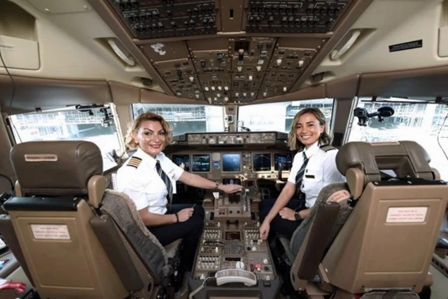 Ελληνίδα πιλότος: Κουμαντάρει αεροσκάφος Boeing 777 και περιγράφει την εμπειρία της