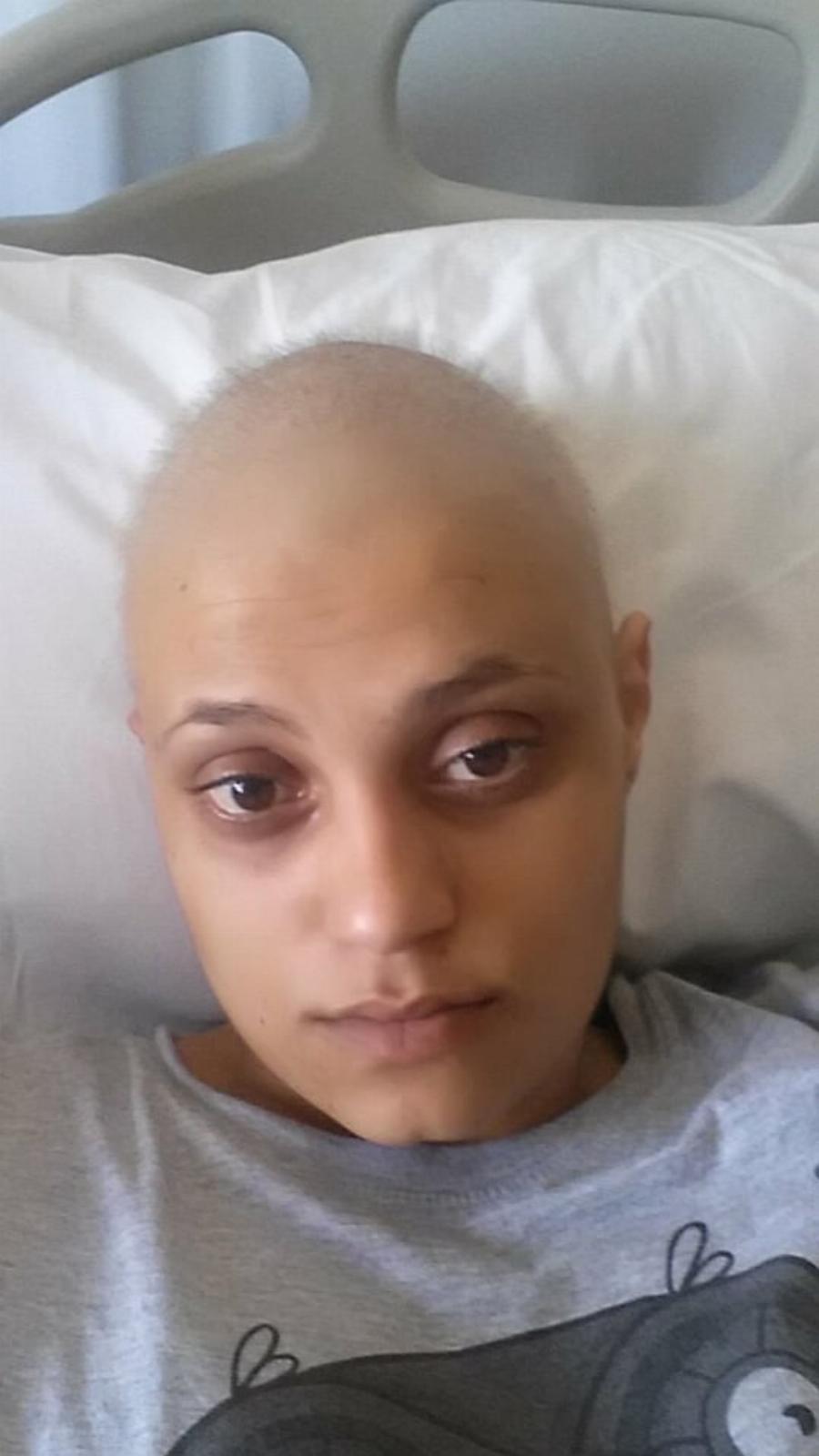 «Άγγιζα τα μαλλιά μου και έμεναν τούφες στα χέρια»: Η Στέλλα στα 32 της μιλά για τις χημειοθεραπείες και συγκινεί