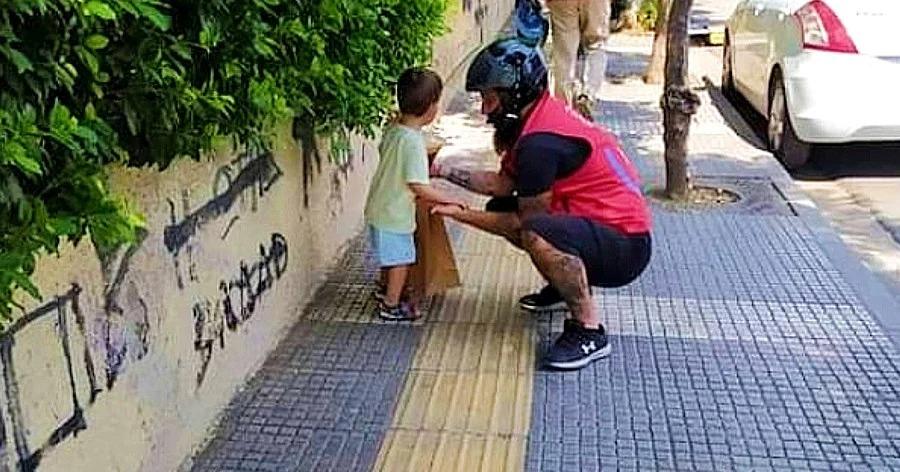 Ένας σύγχρονος ήρωας των δρόμων: Ντελιβεράς βρήκε παιδί και το επέστρεψε στους γονείς του