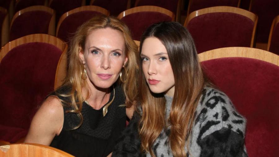 Μεγάλωσαν και έγιναν κούκλες: Οι 8 κόρες διάσημων Ελληνίδων που είναι χάρμα οφθαλμών