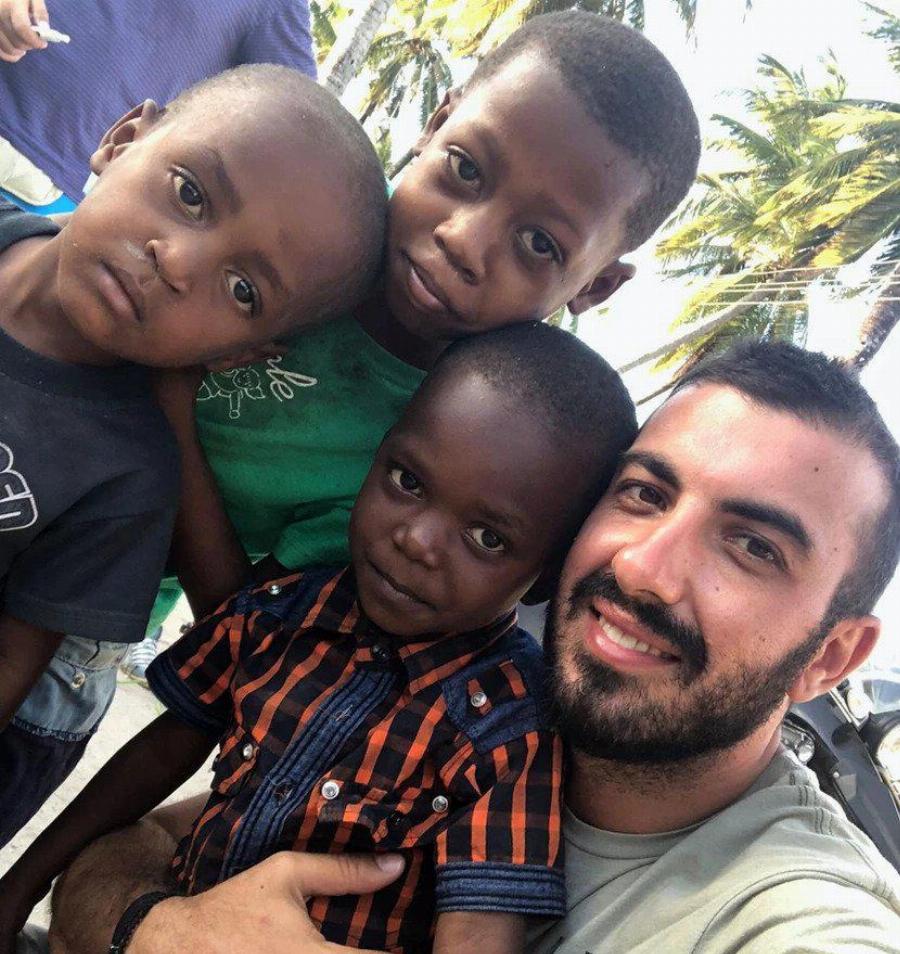 «Για πρώτη φορά στη ζωή μου είδα την απόλυτη φτώχεια»: Ο Ρένος Φουντουλάκης έχτισε ένα σχολείο για τα παιδιά της Ζανζιβάρης