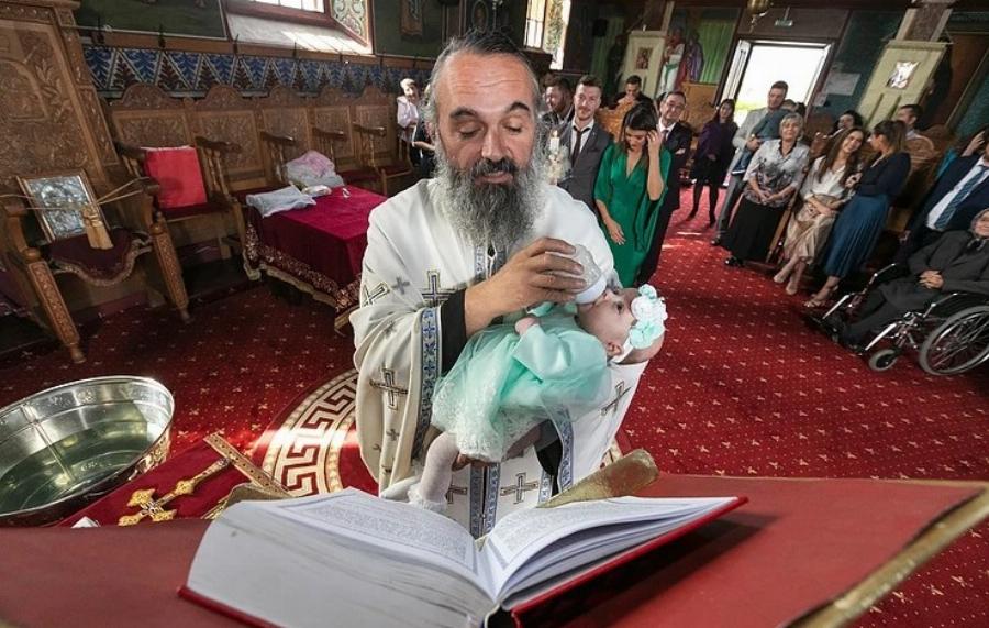 Iερέας ταΐζει το μωρό που μόλις βάπτισε! – To απίστευτο στιγμιότυπο