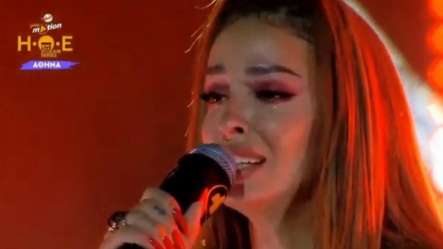 «Μου λείπεις, με ακούς;»: Σπάραξε όλη η Ελλάδα στην πρώτη συναυλία της Φουρέιρα μετά το θάνατο του Madclip – Δεν μπορούσε να τραγουδήσει