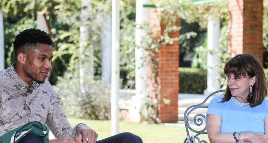 «Ήμασταν πάντα Έλληνες. Τώρα πήραμε απλώς τα διαβατήρια»: Τα συγκινητικά λόγια του Αντετοκούνμπο