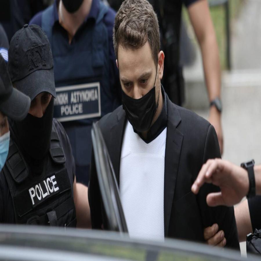 «Η Καρολάιν μου έλεγε ότι τον σιχαίνεται»: Τα σκοτεινά τηλέφωνα και οι περίεργες μεταφορές χρημάτων του Μπάμπη