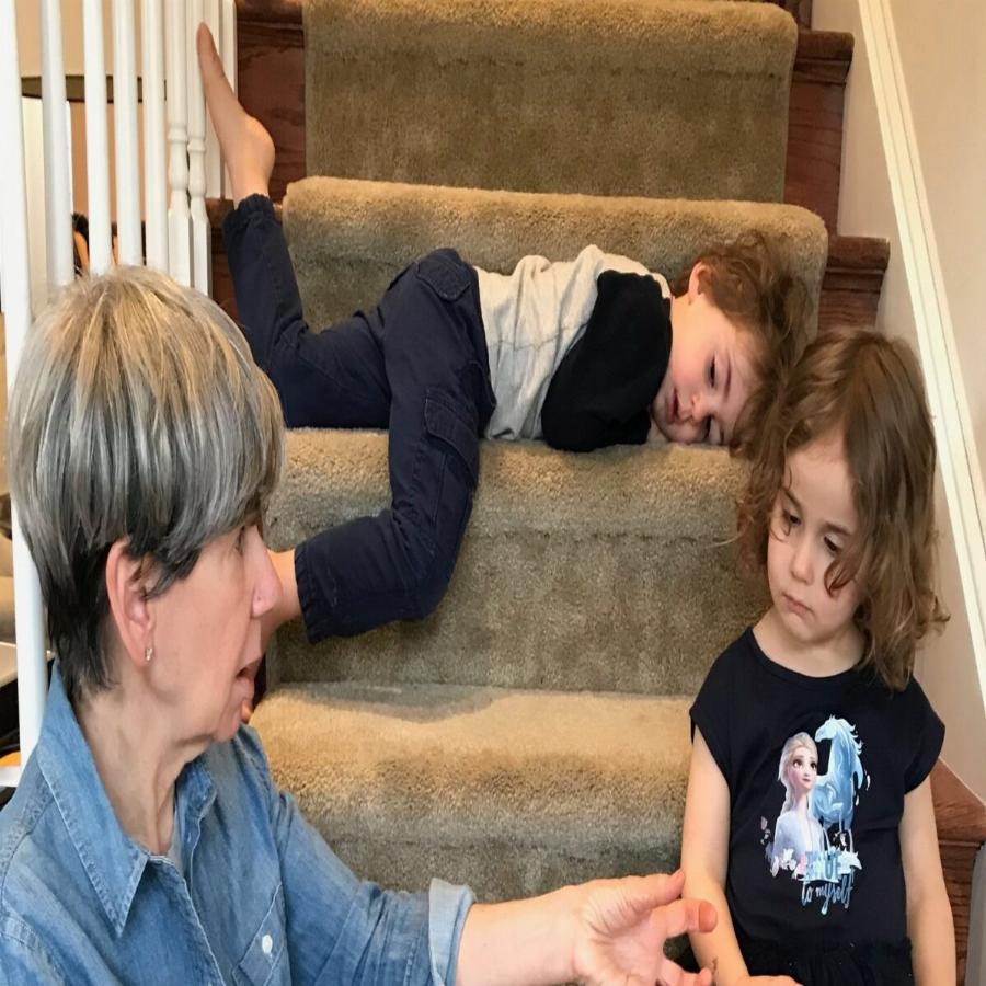 “Οι γονείς μπερδεύονται: Δεν είμαι η babysitter των παιδιών, είμαι η γιαγιά τους”