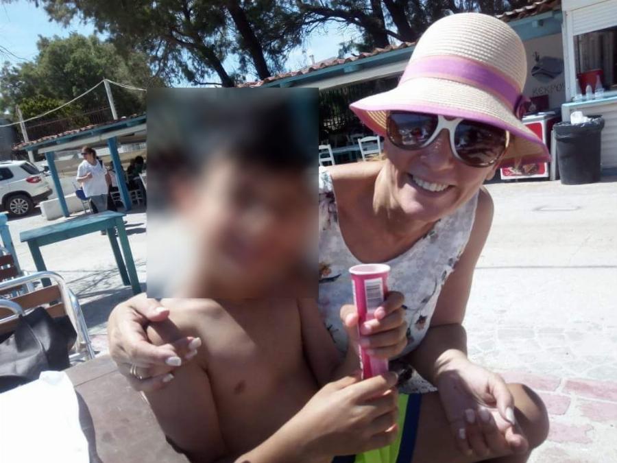 Συγκινεί η Τάνια Ιακωβίδου: «Υιοθέτησα ένα αγοράκι. Αυτή η αγκαλιά είναι όλος μου ο κόσμος»