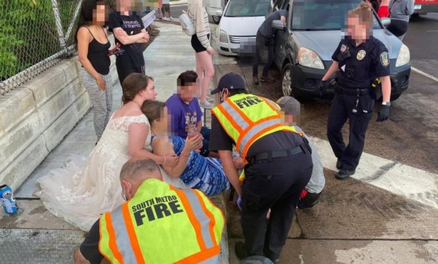 Νοσοκόμα βγήκε από το γαμήλιο αμάξι με το νυφικό για να βοηθήσει τραυματία σε τροχαίο