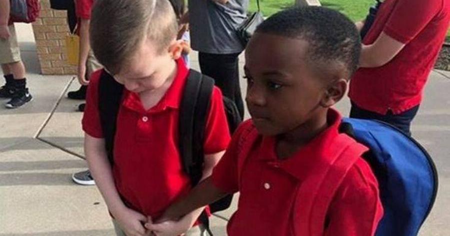 Συγκινητική ιστορία: 8χρονος παρηγορεί συνομήλικο του με αυτισμό την πρώτη μέρα του σχολείου