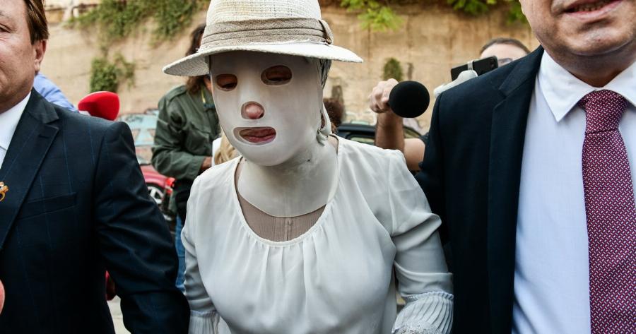 «Έλεος πια βρωμιάρηδες, ζώα είστε; Δεν σέβεστε τίποτα; Άντε από κει!»: Οι δηλώσεις της μητέρας της βιτριολίστριας που προκάλεσαν οργή