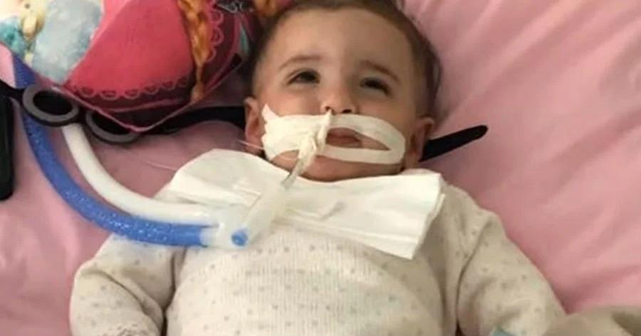 Απίστευτο και όμως αληθινό: Κοριτσάκι ενός έτους ξύπνησε από το κώμα, λίγο πριν την αποσυνδέσουν