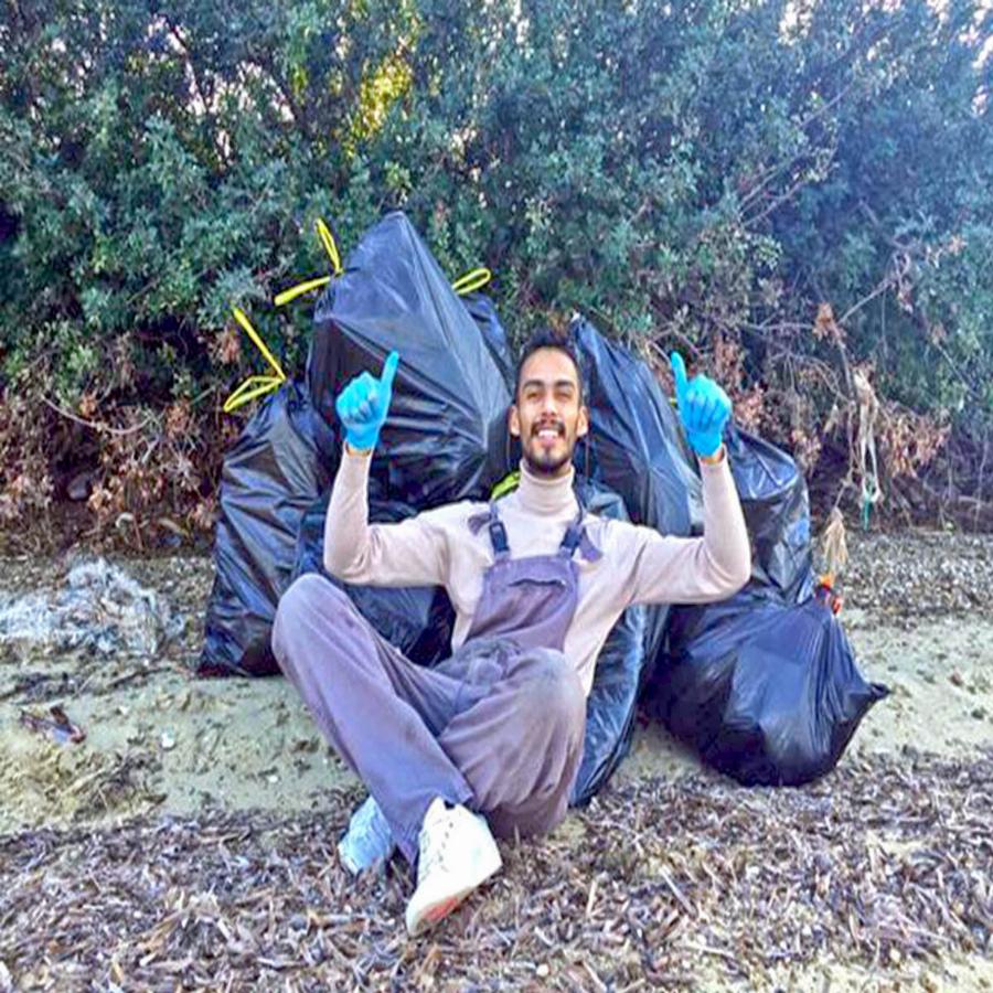 Ο Κωνσταντίνος Χριστόπουλος για έναν κόσμο χωρίς πλαστικά: Πήρε γάντια και σακούλες και καθάρισε την παραλία