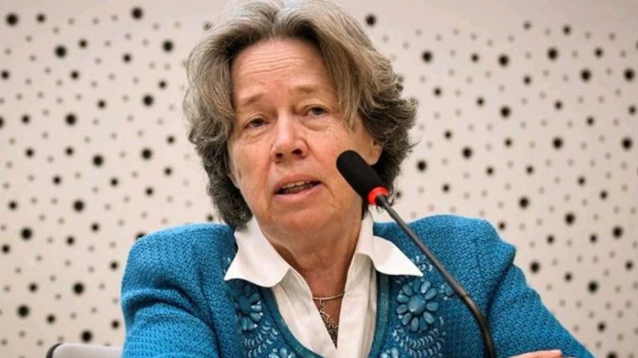 Αθηνά Λίνου: «Να επεκταθεί η μάσκα και στην ώρα της γυμναστικής»