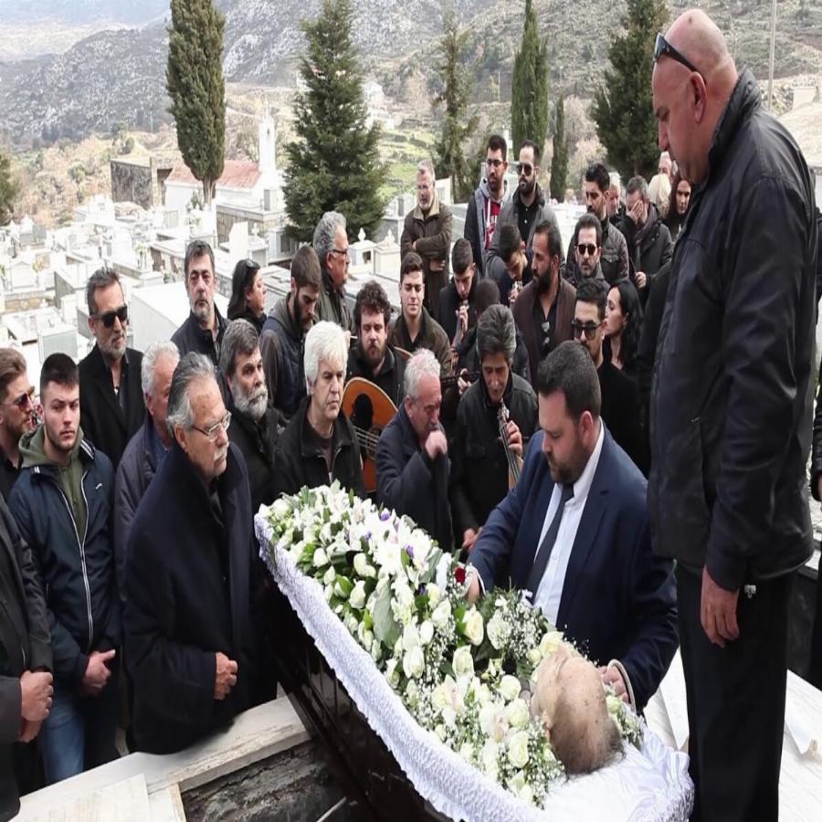 Ερώτημα: Ξεπερνιέται ποτέ η απώλεια ενός γονιού;