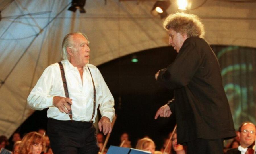 «Θα χορέψω αν χορέψεις και συ»: Το συρτάκι του Μίκη με τον Άντονι Κουίν το 1995 στο Μόναχο