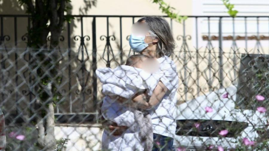 Σπάει τη σιωπή της η μητέρα του Μπάμπη Αναγνωστόπουλου: «Βλέπω την εγγονή μου 5 μέρες το μήνα»
