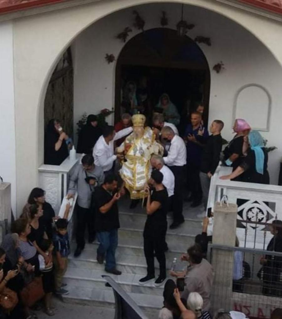 Ο Μητροπολίτης Αθανάσιος κηδεύτηκε καθιστός, χωρίς φέρετρο στη Λάρισα