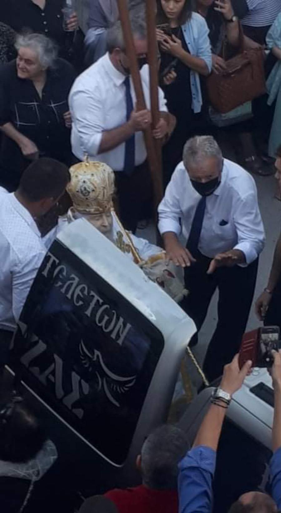 Ο Μητροπολίτης Αθανάσιος κηδεύτηκε καθιστός, χωρίς φέρετρο στη Λάρισα