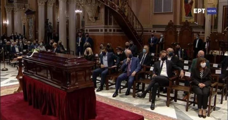 Έντονες αντιδράσεις κατά του Μητσοτάκη για το σταυροπόδι μπροστά στον νεκρό Μίκη Θεοδωράκη